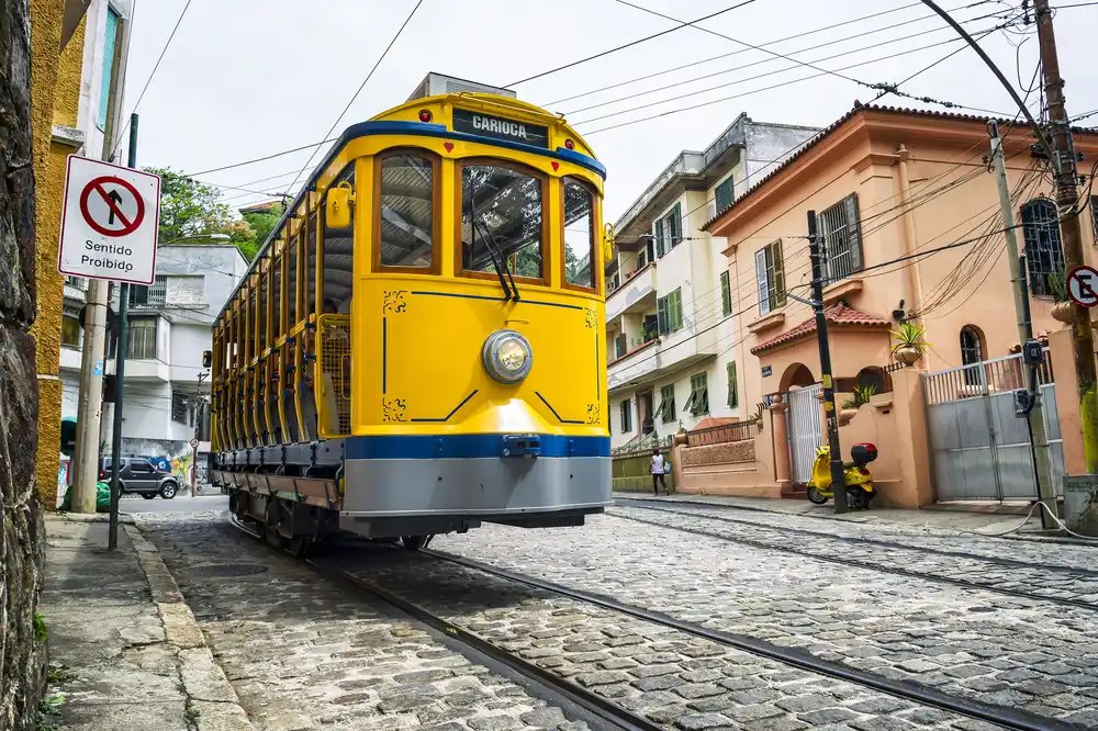 Bonde amarelo nas ruas históricas de Santa Teresa