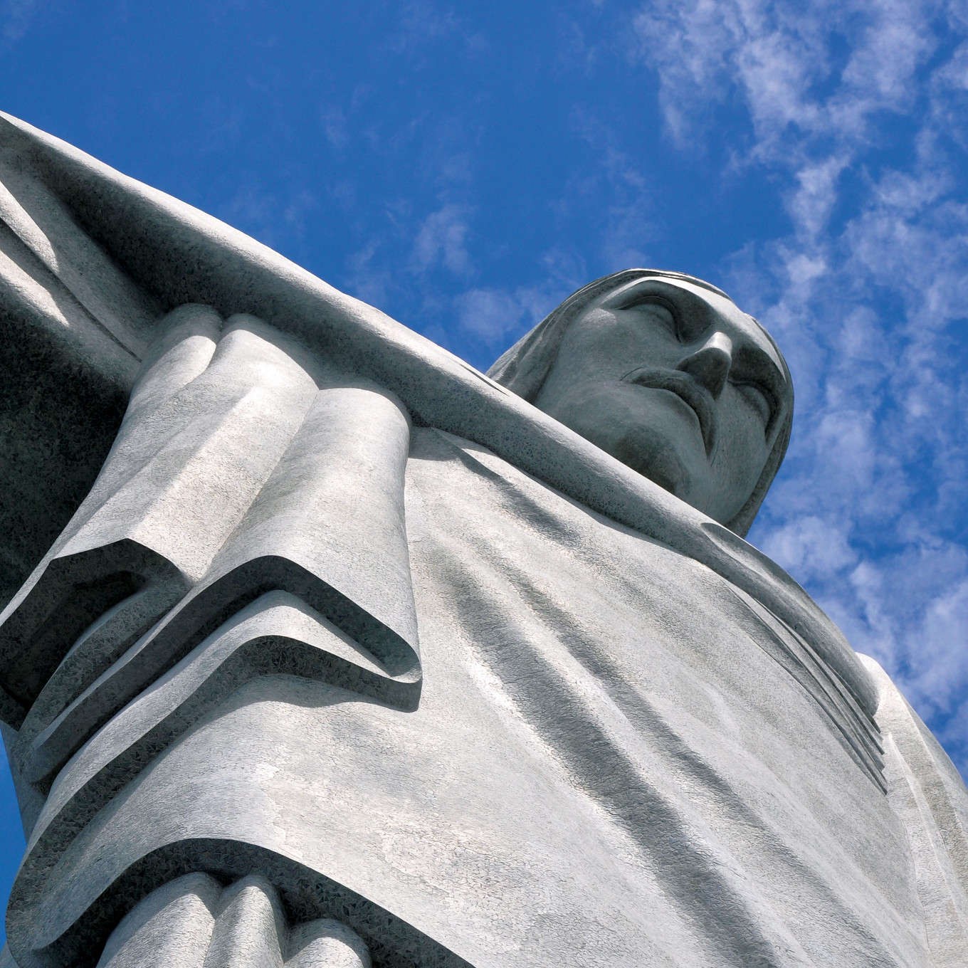 Cristo Redentor visto de perto contra o céu azul do Rio