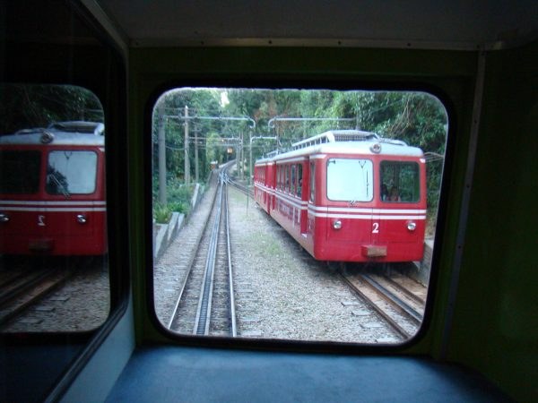Trem vermelho do Corcovado em meio ao verde da floresta